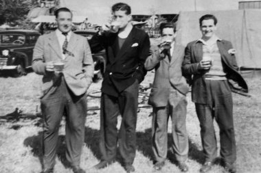 1940 Birleşik Krallık: Eski moda Siyah ve Beyaz fotoğraf insanların işteki ve tatildeki halleri. Dönem elbisesi ve konumu. 