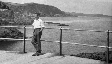 1940 Birleşik Krallık: Eski moda Siyah ve Beyaz fotoğraf insanların işteki ve tatildeki halleri. Dönem elbisesi ve konumu. 