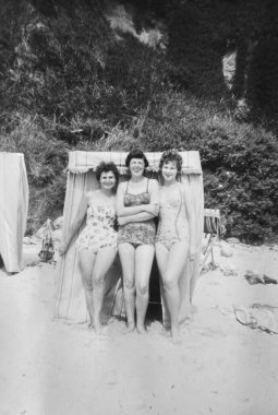 1940 Birleşik Krallık: Eski moda Siyah ve Beyaz fotoğraf insanların işteki ve tatildeki halleri. Dönem elbisesi ve konumu. 