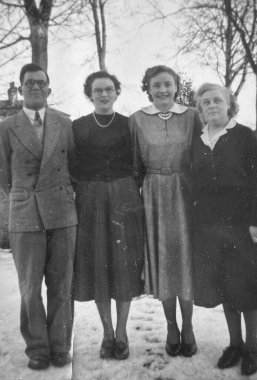 1940 Birleşik Krallık: Eski moda Siyah ve Beyaz fotoğraf insanların işteki ve tatildeki halleri. Dönem elbisesi ve konumu. 