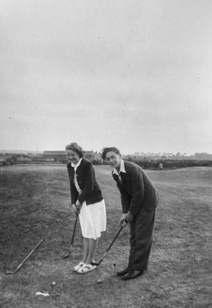 1940 Великобритания: Винтажные ретро старые черно-белые фото людей на работе и в отпуске. Период одевания и место проведения. 