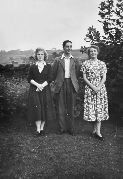 1940 Birleşik Krallık: Eski moda Siyah ve Beyaz fotoğraf insanların işteki ve tatildeki halleri. Dönem elbisesi ve konumu. 