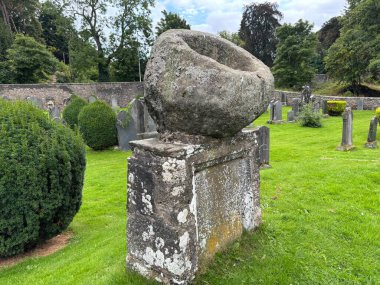 Aberlour Mezarlığı, İskoç Dağları. İskoçya 'da Speyside. Savaş anıtı mezar taşı 