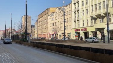 Pozna 'da sokaklarda seyahat eden bir tramvay. Poznan 'ın toplu taşıma sistemi. Polonya tramvayları. Güneşli bir günde sokak manzarası