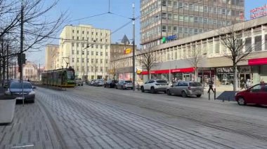 Pozna 'da sokaklarda seyahat eden bir tramvay. Poznan 'ın toplu taşıma sistemi. Polonya tramvayları. Güneşli bir günde sokak manzarası