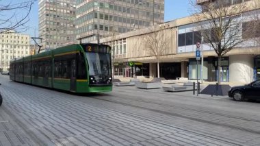 Pozna 'da sokaklarda seyahat eden bir tramvay. Poznan 'ın toplu taşıma sistemi. Polonya tramvayları. Güneşli bir günde sokak manzarası