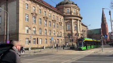 Pozna 'da sokaklarda seyahat eden bir tramvay. Poznan 'ın toplu taşıma sistemi. Polonya tramvayları. Güneşli bir günde sokak manzarası