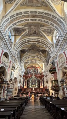 Poznan 'daki Padua' lı Aziz Anthony Kilisesi 'nin iç manzarası. Polonya şehir merkezindeki ünlü eski dini binalar turizm merkezleridir.