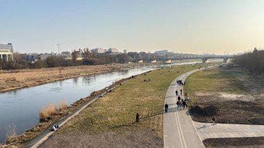 Poznan 'daki Warta Nehri' nin karşısında Mosty Berdychowskie Köprüsü 'nün yanında. Polski şehir merkezindeki ünlü eski binaların bulunduğu turizm beldesi