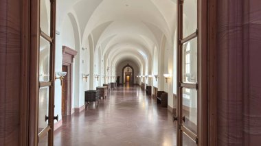 Poznan 'daki İmparatorluk Sarayı' nın iç manzarası. Polonya şehir merkezindeki ünlü eski binaların turizm merkezleri