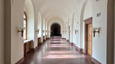 Poznan 'daki İmparatorluk Sarayı' nın iç manzarası. Polonya şehir merkezindeki ünlü eski binaların turizm merkezleri