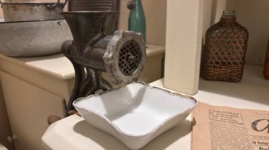 Sovyet döneminden kalma kıyma makinesine yakın çekim. Biftek ve domuz eti öğütün. Metal mutfak aletleri orijinal Polonya SSCB tarihi mutfak gereçleri