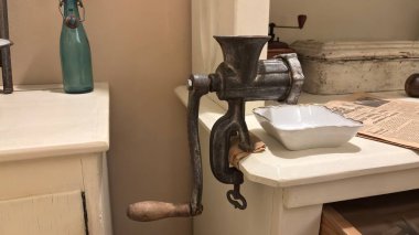 Sovyet döneminden kalma kıyma makinesine yakın çekim. Biftek ve domuz eti öğütün. Metal mutfak aletleri orijinal Polonya SSCB tarihi mutfak gereçleri