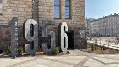 Poznan 'daki Ayaklanma Müzesi' nin dışındaki 1956 rakamları. Polonya 'daki İmparatorluk Kalesi' nin altında baskıcı komünist yönetime karşı ayaklanmanın anısına.