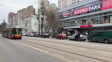 Polonya toplu taşıma sisteminde tramvay. Tramvay vagonları. Tren yolculuğu. Şehir ulaşımı. Şehir merkezindeki metro treni. Yolcularla hızlı geçiyor.