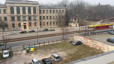 Polonya toplu taşıma sisteminde tramvay. Tramvay vagonları. Tren yolculuğu. Şehir ulaşımı. Şehir merkezindeki metro treni. Yolcularla hızlı geçiyor.