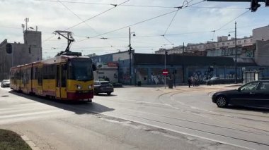 Polonya toplu taşıma sisteminde tramvay. Tramvay vagonları. Tren yolculuğu. Şehir ulaşımı. Şehir merkezindeki metro treni. Yolcularla hızlı geçiyor.