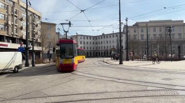Polonya toplu taşıma sisteminde tramvay. Tramvay vagonları. Tren yolculuğu. Şehir ulaşımı. Şehir merkezindeki metro treni. Yolcularla hızlı geçiyor.