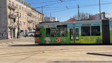Polonya toplu taşıma sisteminde tramvay. Tramvay vagonları. Tren yolculuğu. Şehir ulaşımı. Şehir merkezindeki metro treni. Yolcularla hızlı geçiyor.