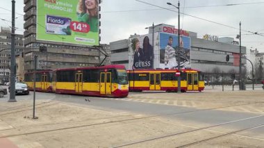 Polonya toplu taşıma sisteminde tramvay. Tramvay vagonları. Tren yolculuğu. Şehir ulaşımı. Şehir merkezindeki metro treni. Yolcularla hızlı geçiyor.