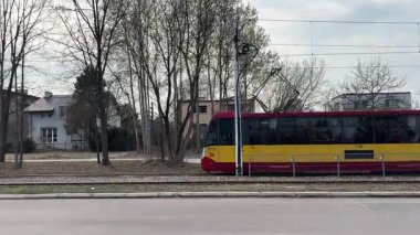 Polonya toplu taşıma sisteminde tramvay. Tramvay vagonları. Tren yolculuğu. Şehir ulaşımı. Şehir merkezindeki metro treni. Yolcularla hızlı geçiyor.