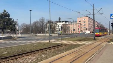 Polonya toplu taşıma sisteminde tramvay. Tramvay vagonları. Tren yolculuğu. Şehir ulaşımı. Şehir merkezindeki metro treni. Yolcularla hızlı geçiyor.