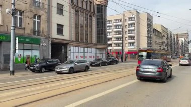 Polonya toplu taşıma sisteminde tramvay. Tramvay vagonları. Tren yolculuğu. Şehir ulaşımı. Şehir merkezindeki metro treni. Yolcularla hızlı geçiyor.