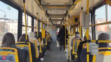 Polonya toplu taşıma sisteminde tramvay. Tramvay vagonları. Tren yolculuğu. Şehir ulaşımı. Şehir merkezindeki metro treni. Yolcularla hızlı geçiyor.