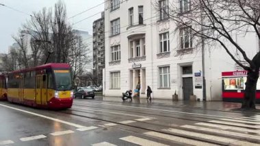Polonya toplu taşıma sisteminde tramvay. Tramvay vagonları. Tren yolculuğu. Şehir ulaşımı. Şehir merkezindeki metro treni. Yolcularla hızlı geçiyor.