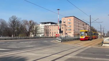 Polonya toplu taşıma sisteminde tramvay. Tramvay vagonları. Tren yolculuğu. Şehir ulaşımı. Şehir merkezindeki metro treni. Yolcularla hızlı geçiyor.