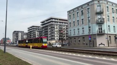 Polonya toplu taşıma sisteminde tramvay. Tramvay vagonları. Tren yolculuğu. Şehir ulaşımı. Şehir merkezindeki metro treni. Yolcularla hızlı geçiyor.