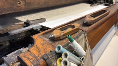 Antika dokuma tezgahı makinesi metal işleme işleme kumaşı üretiyor. Manufaktura Müzesi