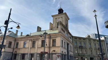 Polonya, Lodz 'daki şehir sokak manzarası. Bu Polonya kasabasında mimarlık, binalar ve dükkanlar var.. 