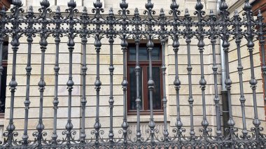 Polonya 'daki Lodz Sarayı' nın dışındaki dekoratif metal parmaklıklar. Çeviri:
