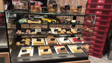 Kahve dükkanında satılık nefis kekler sergileniyor.