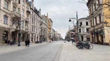 Polonya, Lodz 'daki şehir sokak manzarası. Bu Polonya kasabasında mimarlık, binalar ve dükkanlar var.. 