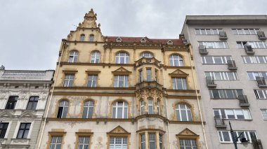 Polonya, Lodz 'daki şehir sokak manzarası. Bu Polonya kasabasında mimarlık, binalar ve dükkanlar var.. 