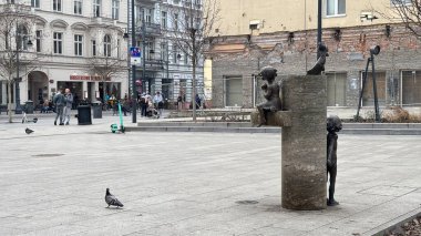 Polonya, Lodz 'daki şehir sokak manzarası. Bu Polonya kasabasında mimarlık, binalar ve dükkanlar var.. 