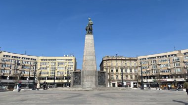 Tadeusz Kociuszko Anıtı. Polonya, Lodz 'daki şehir sokak manzarası. Bu Polonya kasabasında mimarlık, binalar ve dükkanlar var.