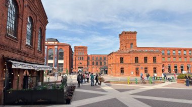 Manufaktura Monopolis Bira Fabrikası Kumarhanesi Dinlendirme Bölgesi. Lodz, Polonya 'daki Red Brick endüstriyel fabrikası klasik binası. Çeviri: