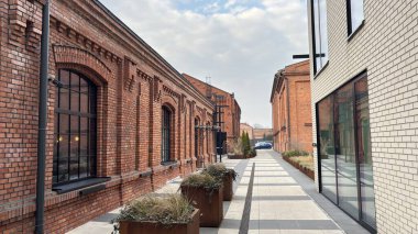 Manufaktura Monopolis Bira Fabrikası Kumarhanesi Dinlendirme Bölgesi. Lodz, Polonya 'daki Red Brick endüstriyel fabrikası klasik binası. Çeviri: