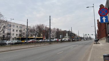 Polonya, Lodz 'daki şehir sokak manzarası. Bu Polonya kasabasında mimarlık, binalar ve dükkanlar var.. 