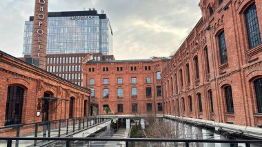 Manufaktura Monopolis Bira Fabrikası Kumarhanesi Dinlendirme Bölgesi. Lodz, Polonya 'daki Red Brick endüstriyel fabrikası klasik binası. Çeviri: