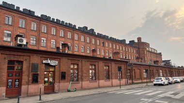 Manufaktura Monopolis Bira Fabrikası Kumarhanesi Dinlendirme Bölgesi. Lodz, Polonya 'daki Red Brick endüstriyel fabrikası klasik binası. Çeviri: