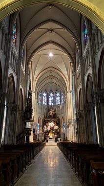 Polonya 'nın Lodz kentindeki Dini Katedral Kilisesi' nin Gotik iç mimarisi. Bu Polonya kasabasında mimarlık, binalar ve dini manzaralar var.
