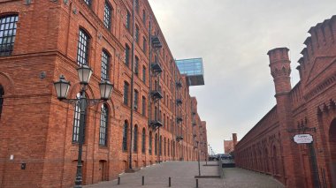 Lodz, Polonya 'daki Red Brick endüstriyel klasik modern bina. Çeviri: