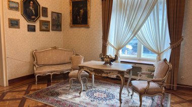 İzrael Poznanski Sarayı 'ndaki Lodz Müzesi' nin klasik iç mimari mobilya ve oda düzeni.