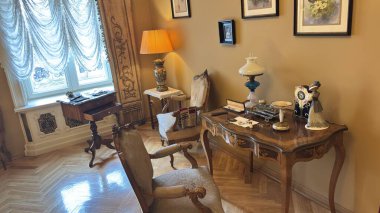 İzrael Poznanski Sarayı 'ndaki Lodz Müzesi' nin klasik iç mimari mobilya ve oda düzeni.