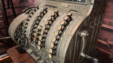 Düğmeleri ve dekoratif sanat deco özellikleri olan eski antika metal yazar para makinesi.