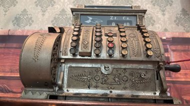 Düğmeleri ve dekoratif sanat deco özellikleri olan eski antika metal yazar para makinesi.